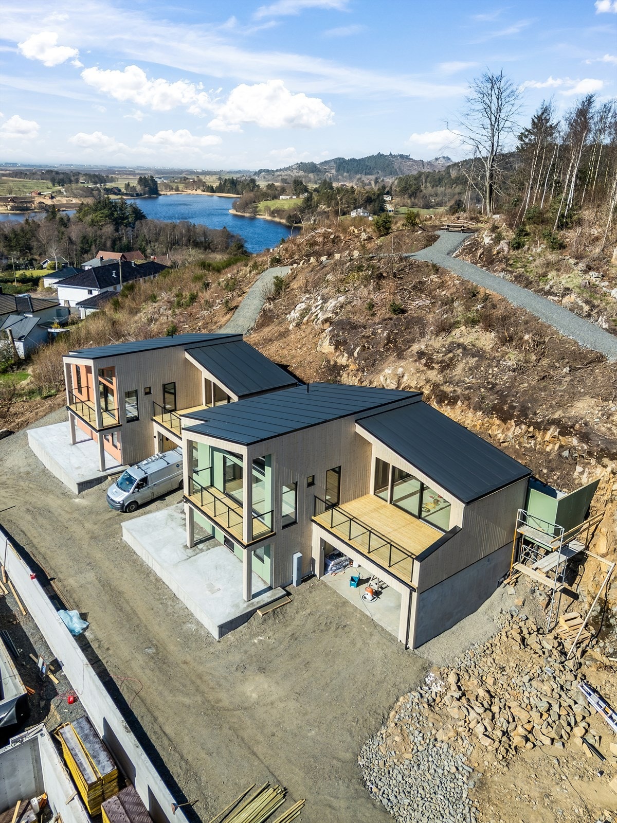 Stiadkomst bak boligen med samlingsplass ved utsiktspunkt. Her kan man se til Lista fyr. Galleribilde