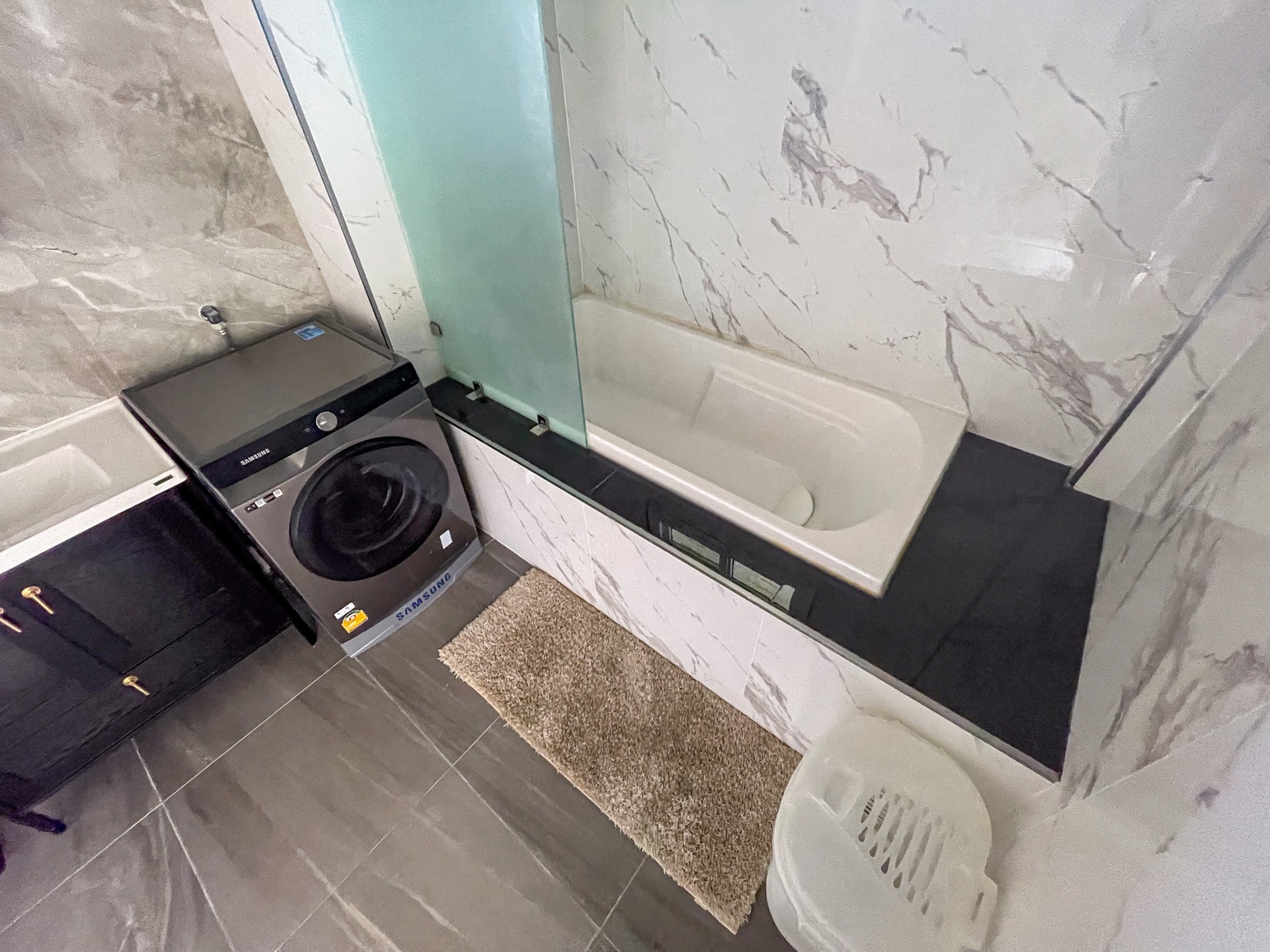 Nytt tilbygg ifm .terrassen med utekjøkken, Bar og toalett/WC med dusj og badekar.
Vaskemaskin er plassert her. Galleribilde