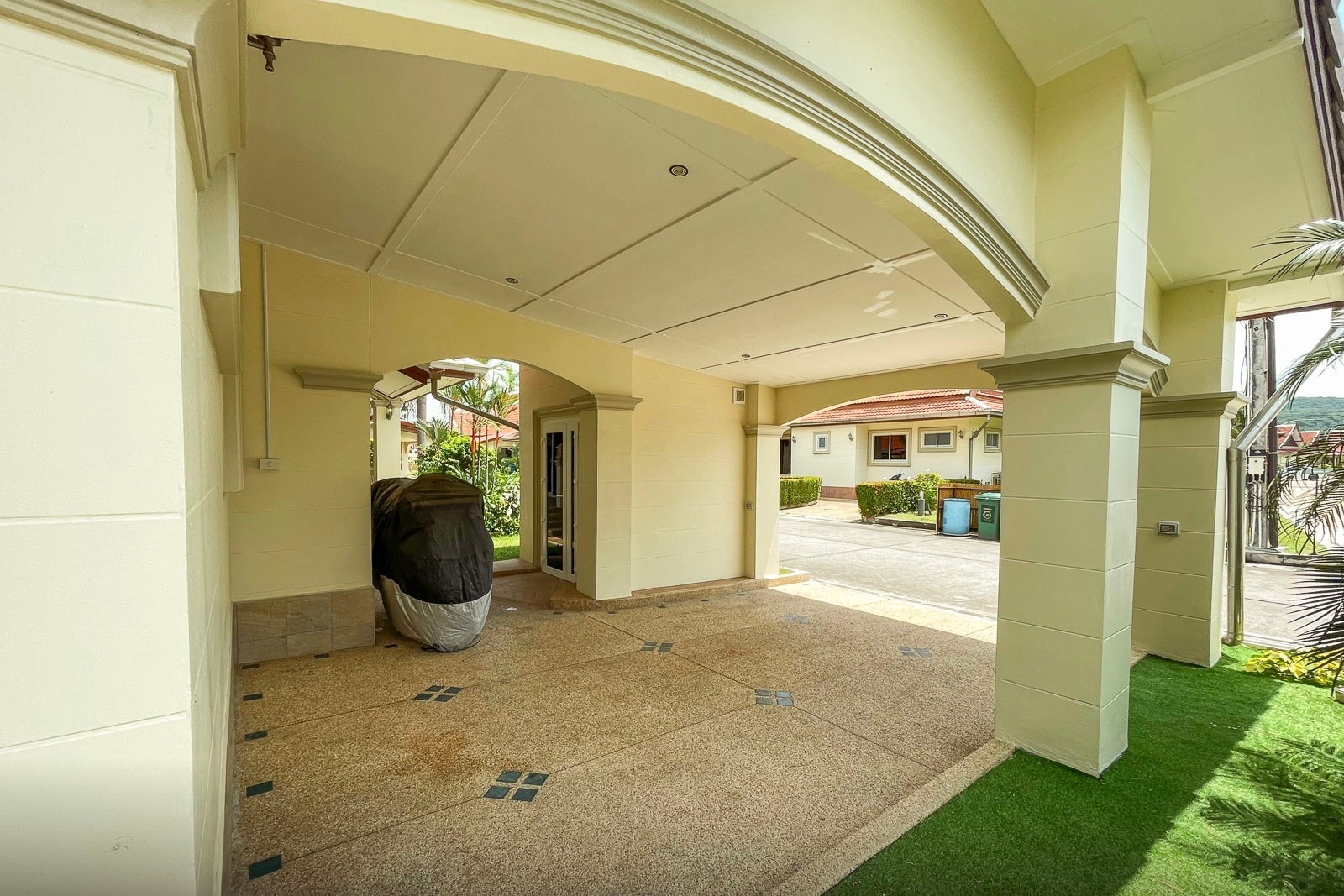 Tilbygget carport med bod ved inngangspartiet Galleribilde