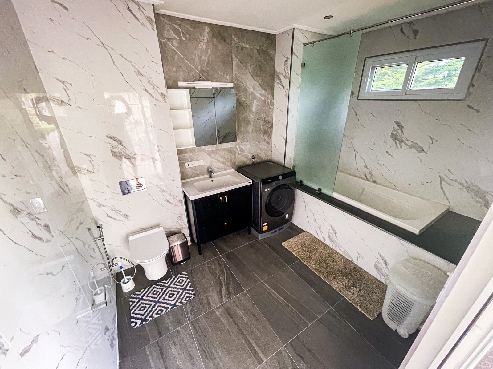 Nytt tilbygg ifm .terrassen med utekjøkken, Bar og toalett/WC med dusj og badekar.
Vaskemaskin er plassert her. Galleribilde