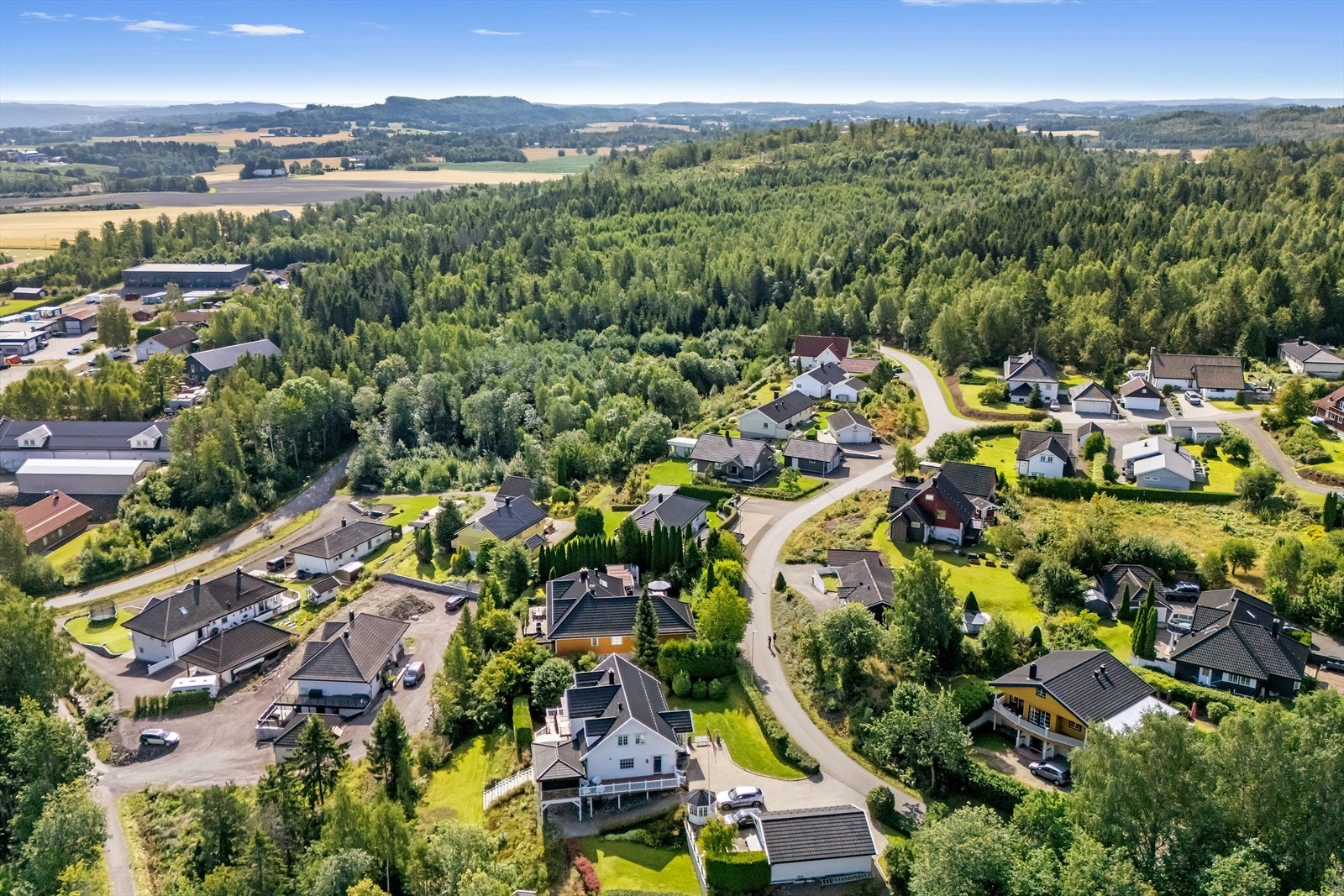 Her bor du i trygge og barnevennlige omgivelser, med gode oppvekstsvilkår for de yngste i familien. Galleribilde