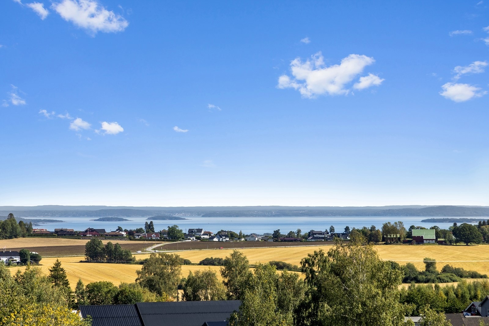Det er panoramautsikt fra store vinduer i boligen. Galleribilde