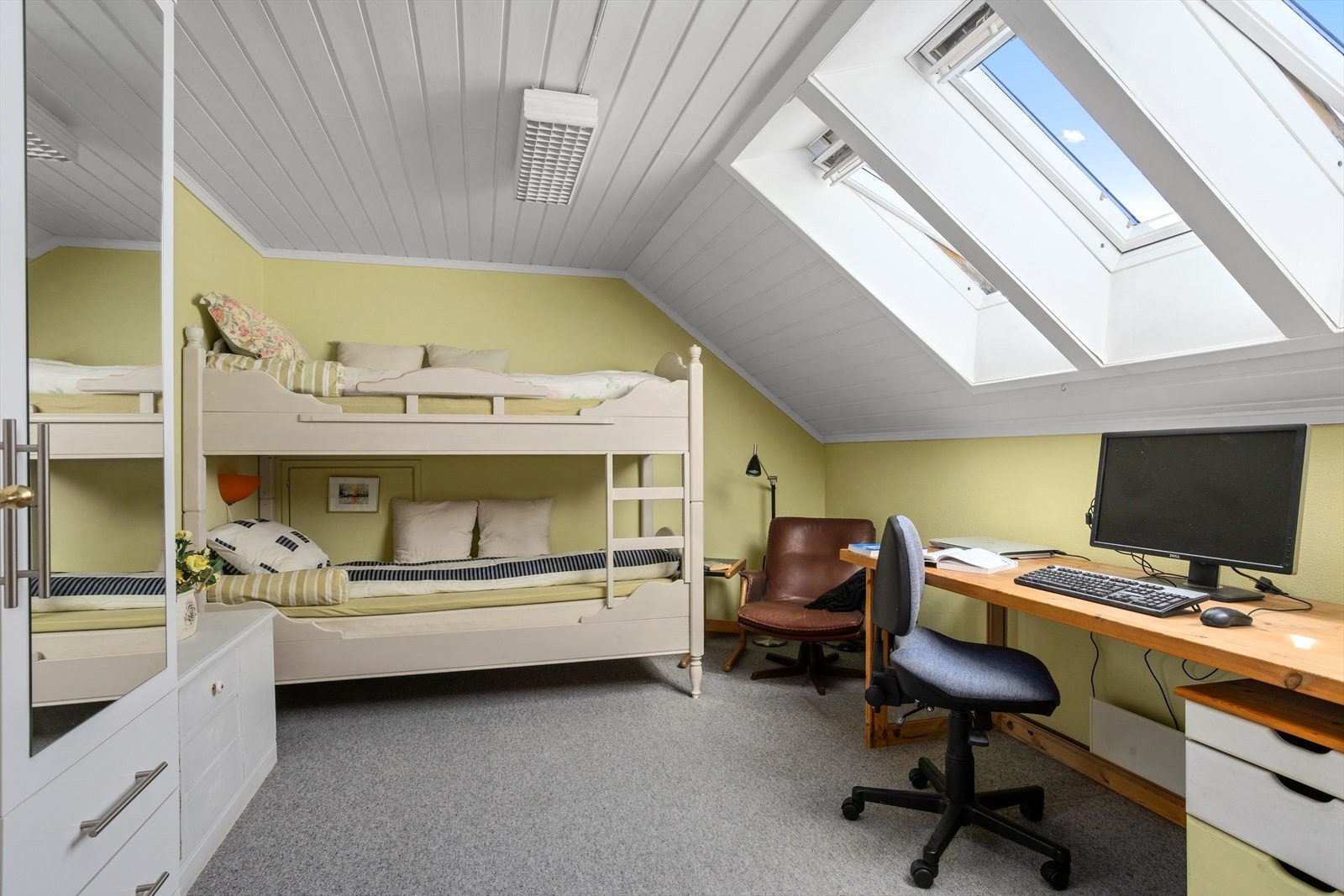 I 2. etasje er det 3 soverom, bad og gang med adkomst til loft. Galleribilde