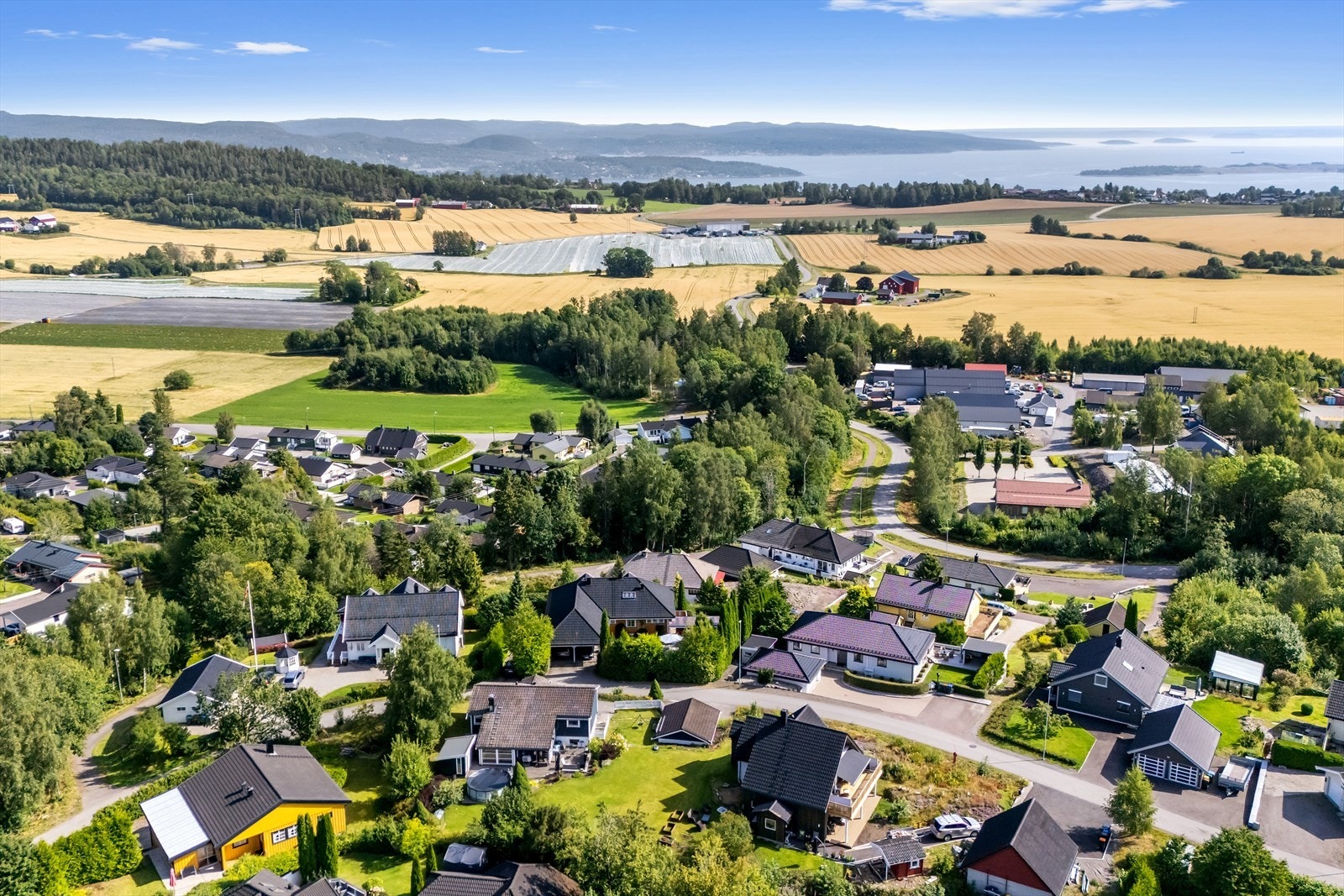 Fra boligen er det kort vei til skole, barnehage, idrettsanlegg, butikk og buss. Galleribilde