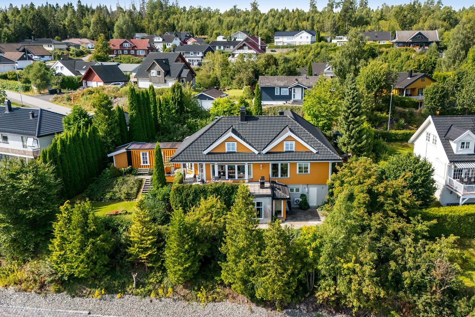 Velkommen til en flott eiendom beliggende i et tilbaketrukket og rolig område på Gullhaug i Holmestrand. Galleribilde