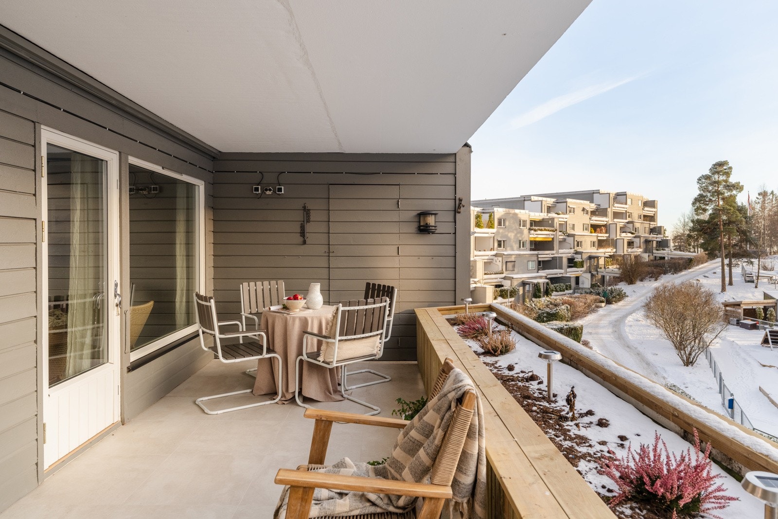 Stor sørvendt balkong med utgang fra stuen. Galleribilde