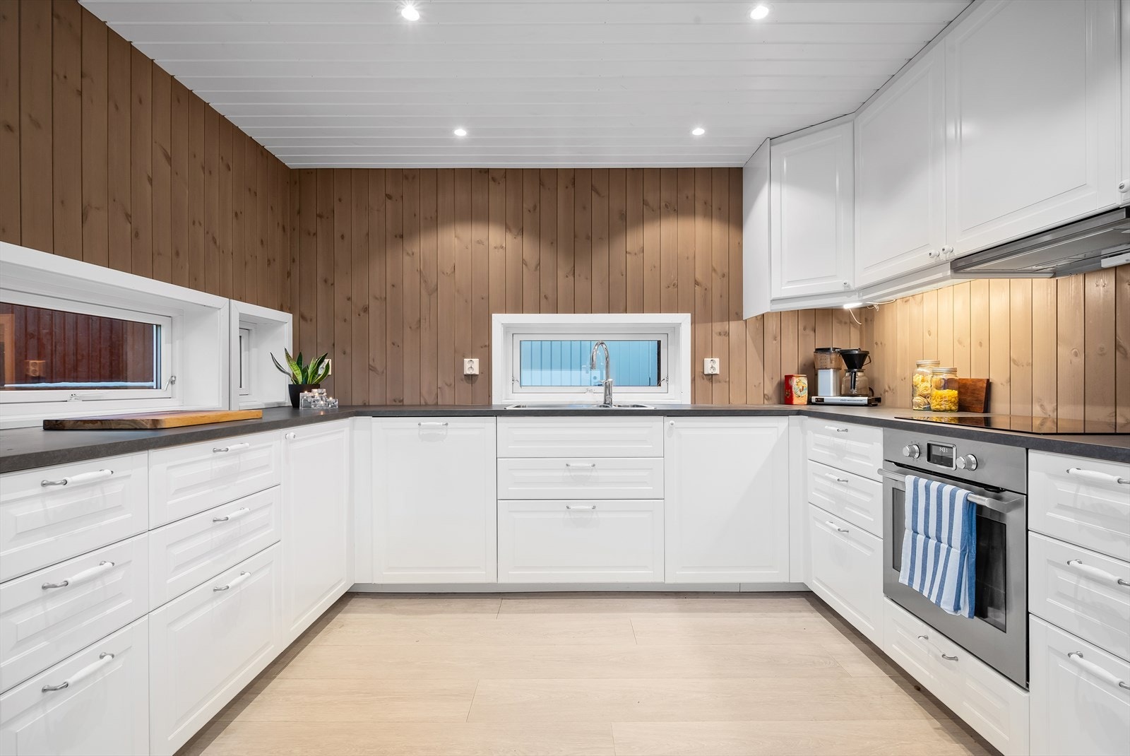 Kjøkkenet er oppført i en luftig u-form med gode arbeidsforhold for familien. Galleribilde