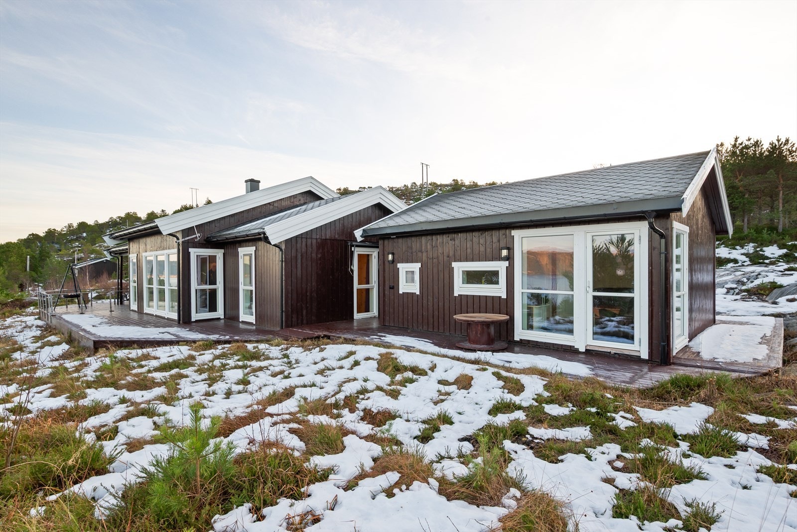 Rett utenfor døren har du gode turmuligheter sommer som vinter, og nærområdet byr også på gode fiskemuligheter både i sjøen og i ferskvann. Galleribilde