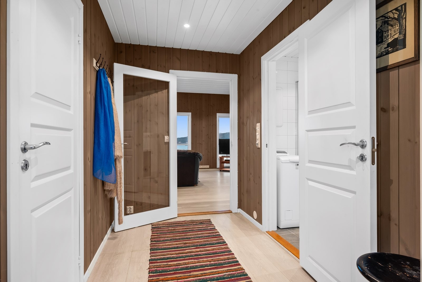 Hytta oppvarmes med gulvvarme i alle rom, med unntak av soverommene. Galleribilde