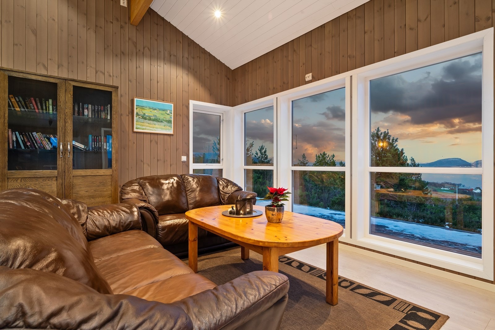 Sammen med kjøkkenet danner stuen et flott allrom med klart avdelte soner. Galleribilde