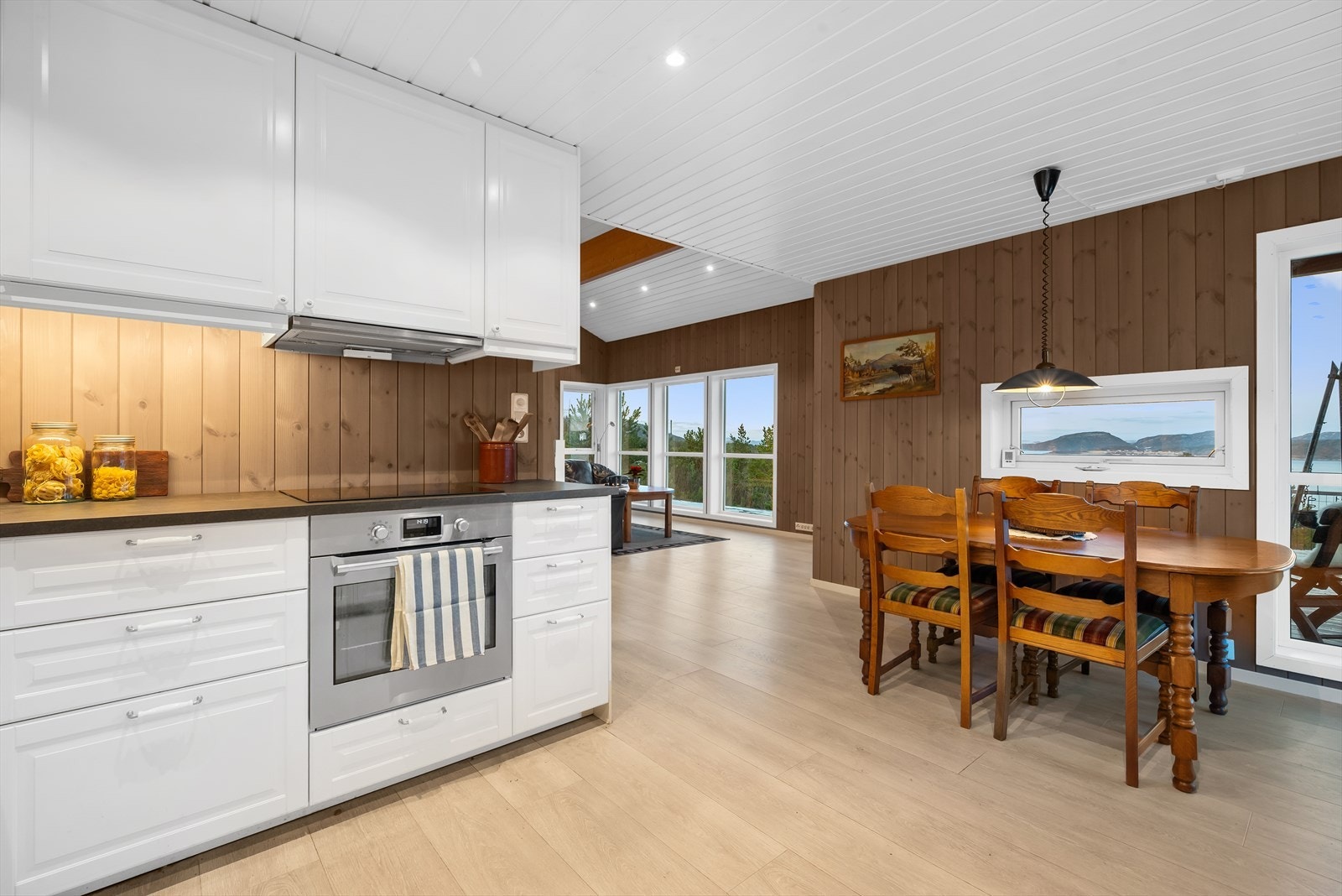 I tillegg til et frittstående kjøleskap har kjøkkenet platetopp, stekeovn og oppvaskmaskin integrert. Galleribilde