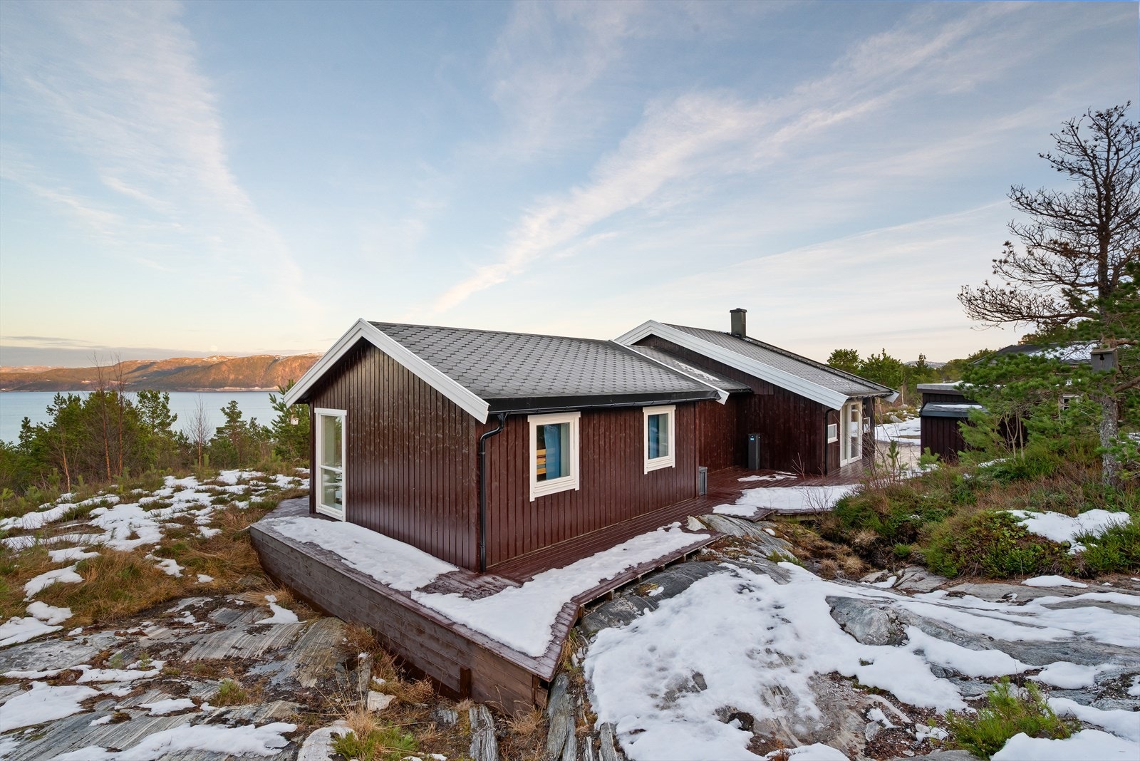 Hytta har en nydelig beliggenhet på Nordåsen hyttefelt i Orkland kommune - med lite innsyn fra naboer og forbipasserende. Galleribilde