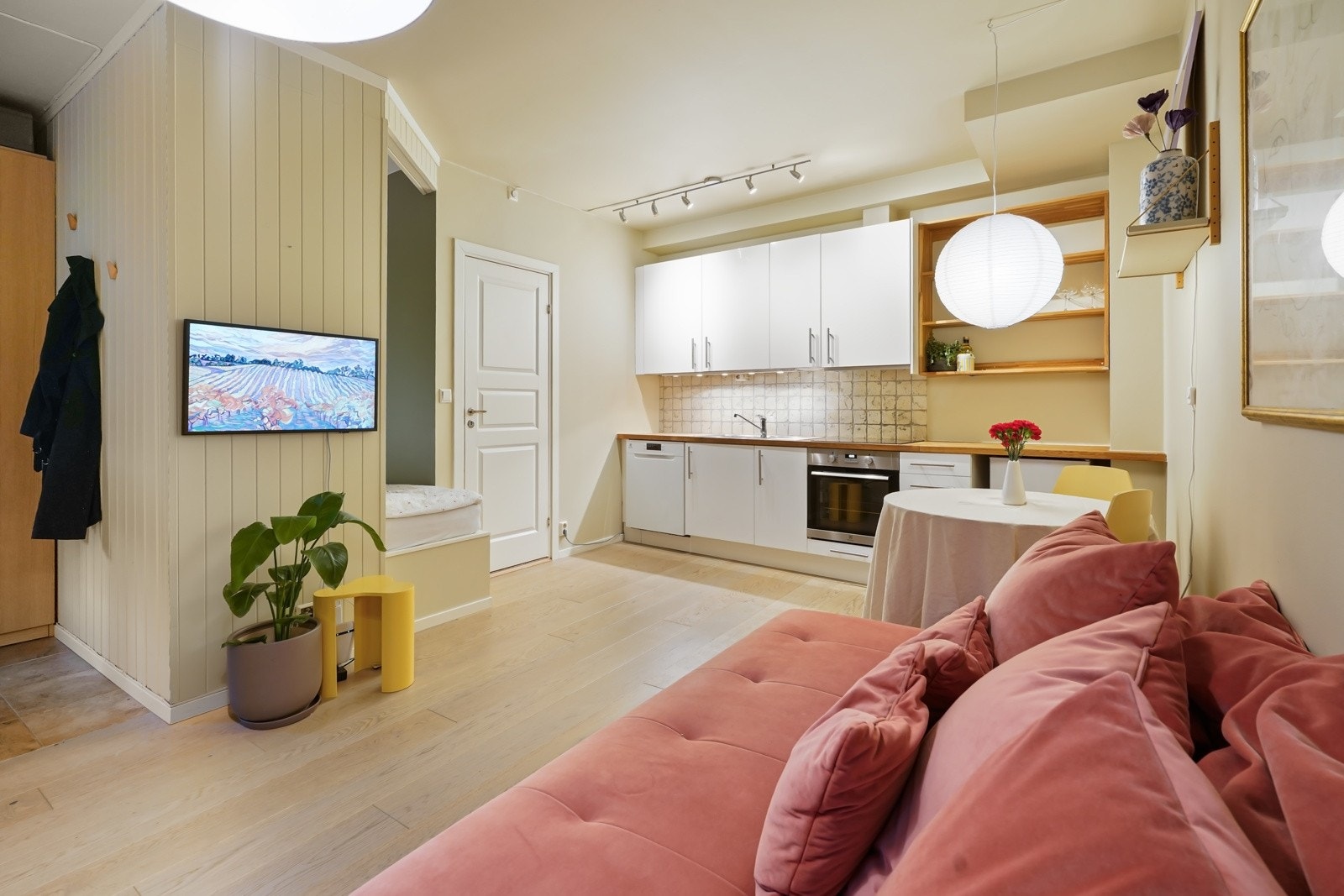 Lys IKEA-kjøkkeninnredning fra 2005 med glatte fronter og heltre benkeplate med nedfelt utslagsvask. Galleribilde