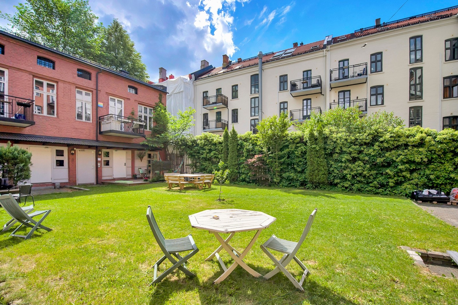 Eiendommen er opparbeidet med en svært idyllisk, beplantet og rolig bakgård som skaper en herlig atmosfære. Galleribilde