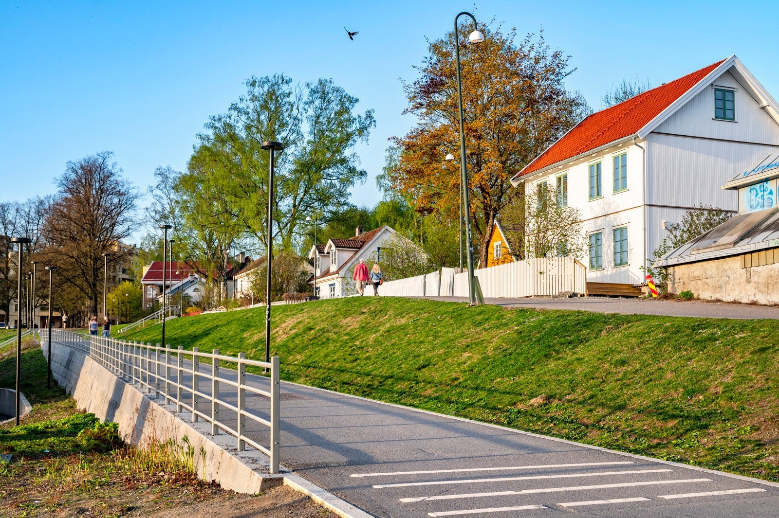 Gatene i nærområdet er fylt med et spennende mangfold av småbutikker, med et utvalg varer som skiller seg fra kjedebutikkenes mer standardiserte sortiment. Stort utvalg av kaféer og restauranter i nærområdet. Galleribilde