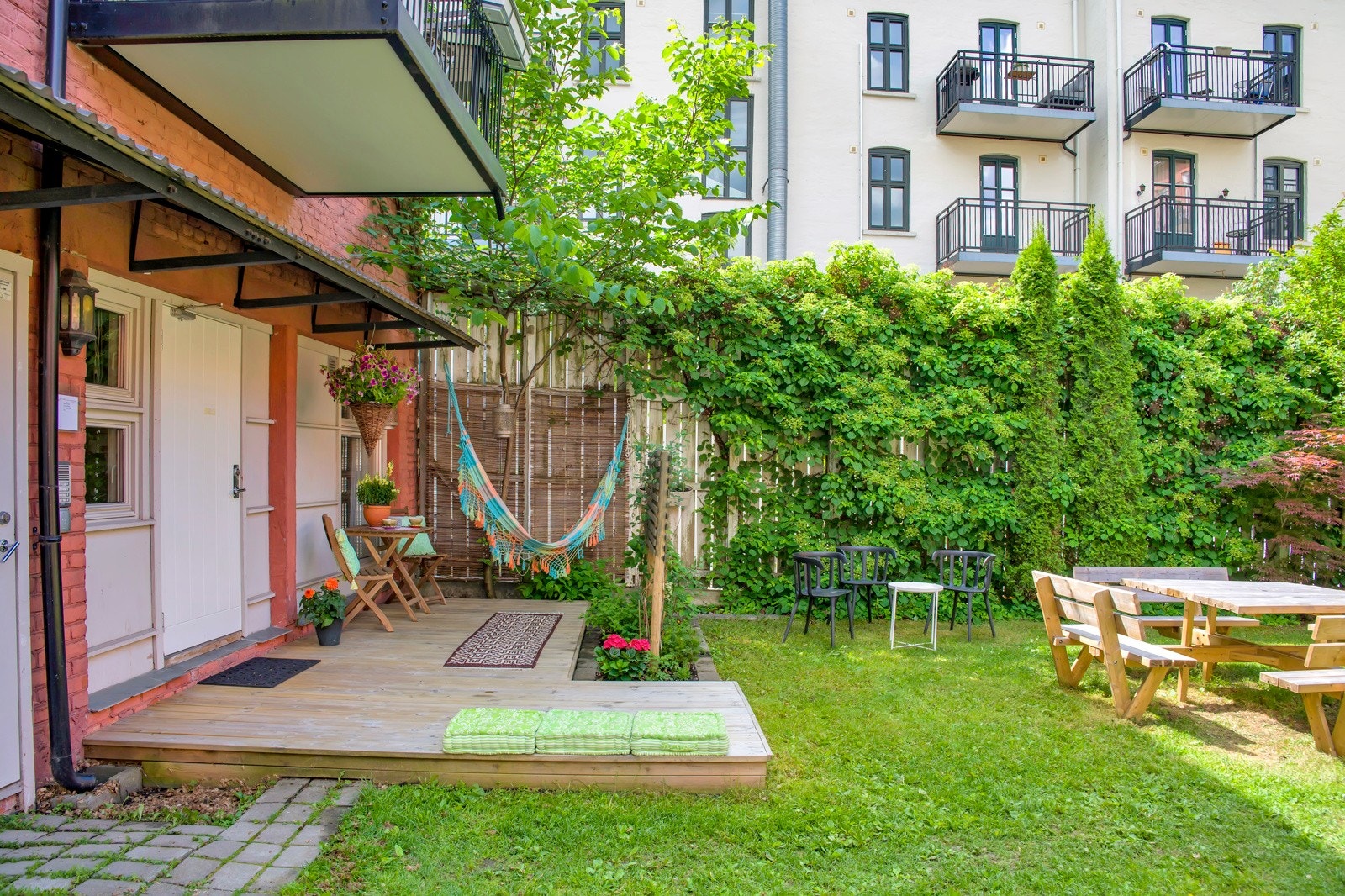 Vi har gleden av å presentere en sjarmerende 1-roms leilighet i en hyggelig og skjermet bakgård. Galleribilde