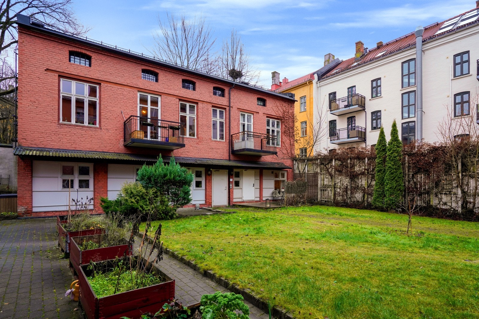 Gården har låste porter med kameraovervåking, så bakgården oppleves trygg og skjermet. Galleribilde