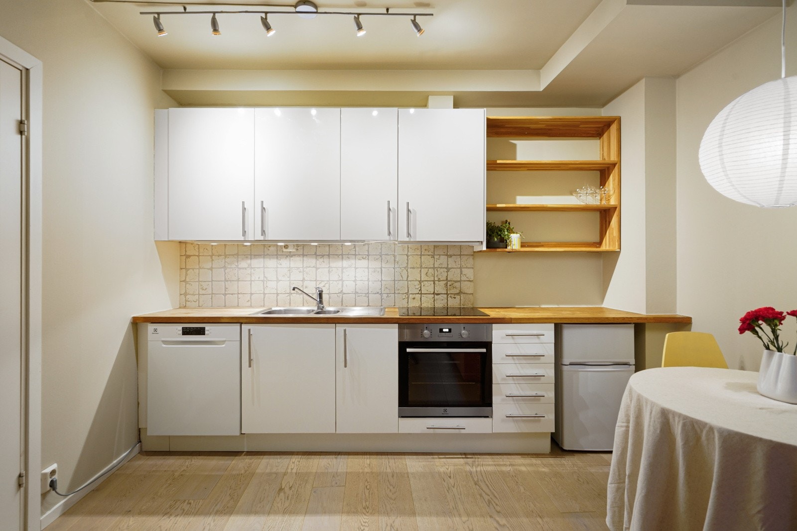 Integrert komfyr/platetopp, samt nisje for frittstående oppvaskmaskin og lite kjøleskap. Galleribilde