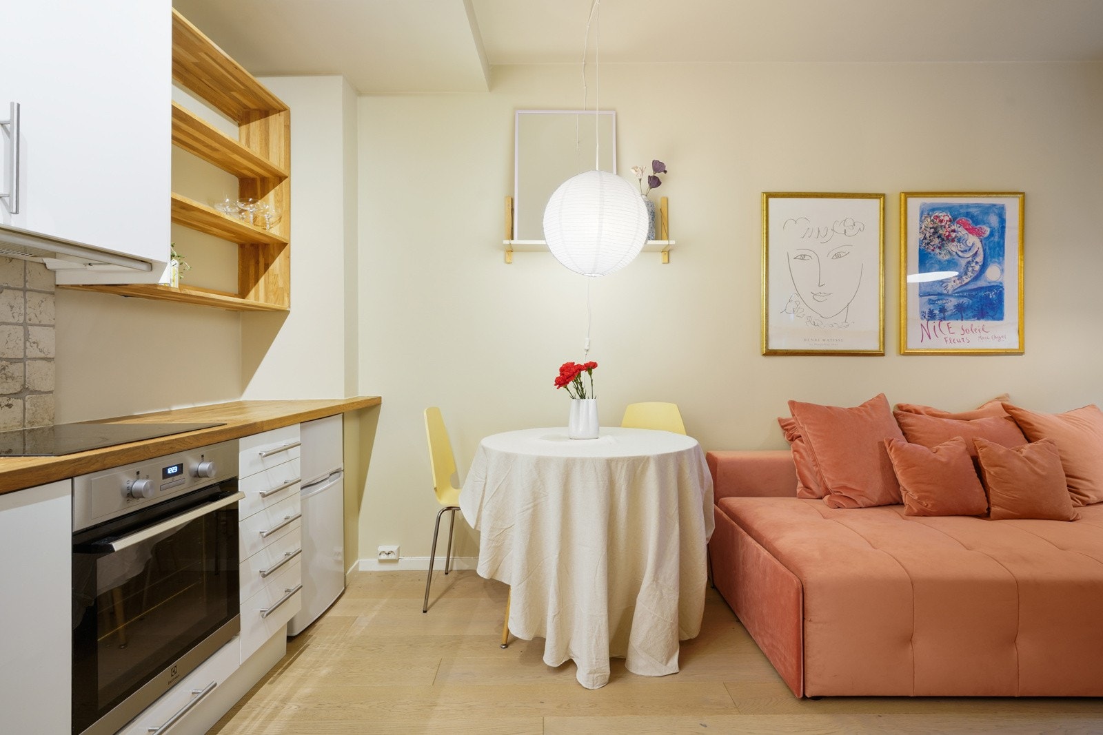 Plass til spisebord i naturlig tilknytning til både stue og kjøkken. Galleribilde