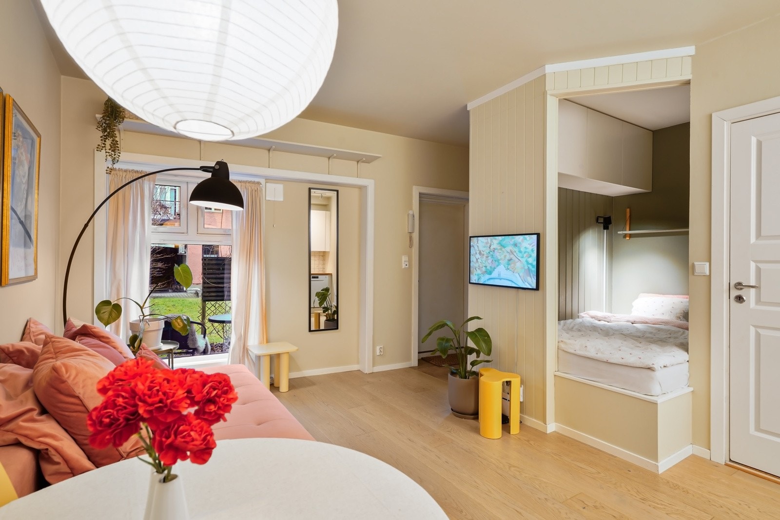 Rommet har store vinduer og hyggelig utsyn mot indre gårdsrom. Galleribilde