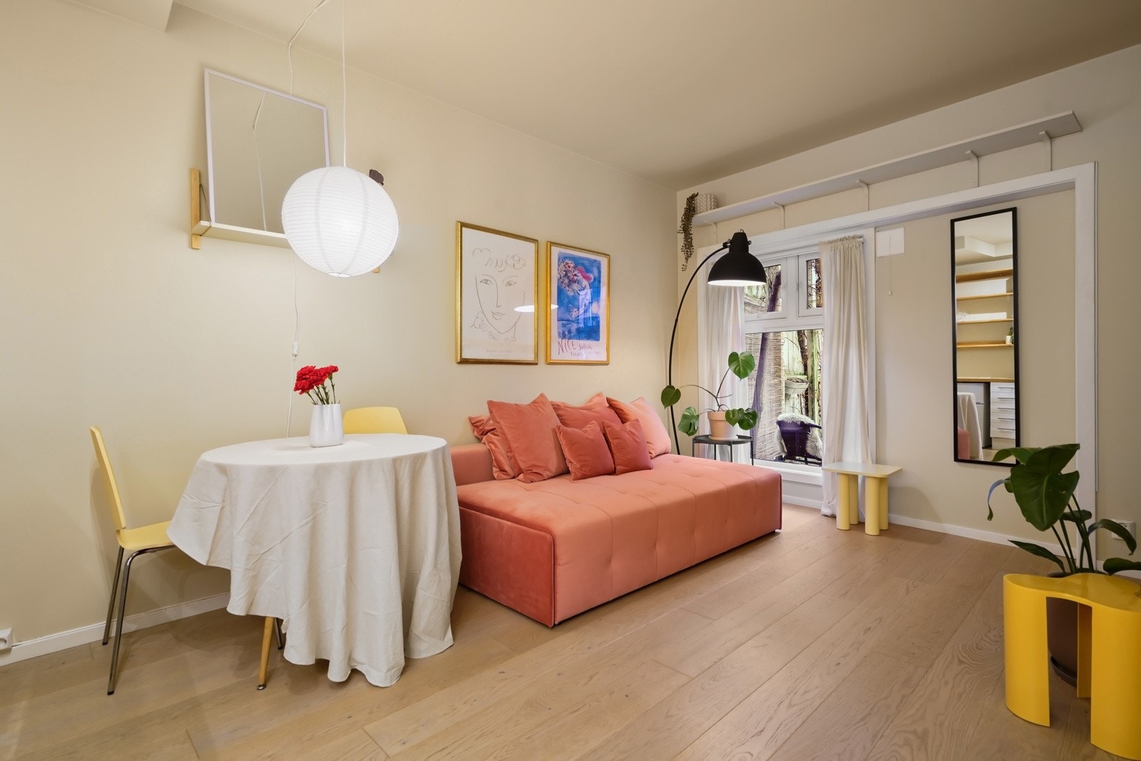 Hyggelig stue i åpen løsning med kjøkkenet. Galleribilde