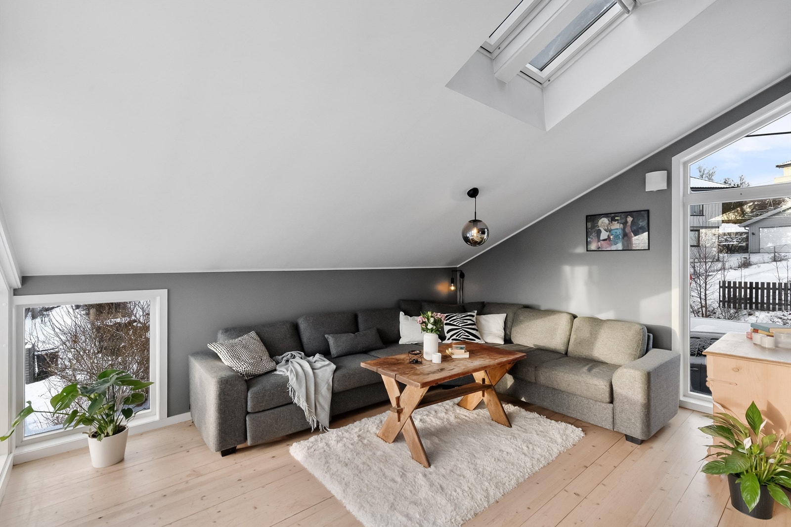 Her er det god plass til en romslig sofagruppe for sosiale sammenkomster. Galleribilde