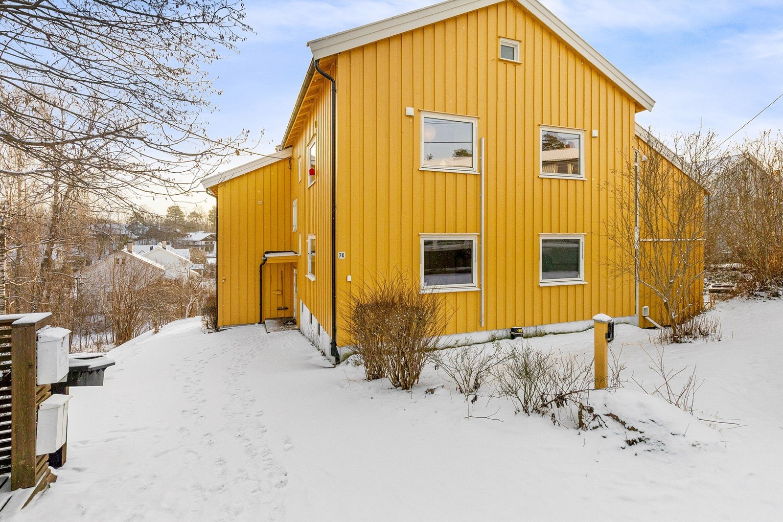 Leiligheten har en attraktiv og barnevennlig beliggenhet i et etablert boligområde på Ballerud. Galleribilde