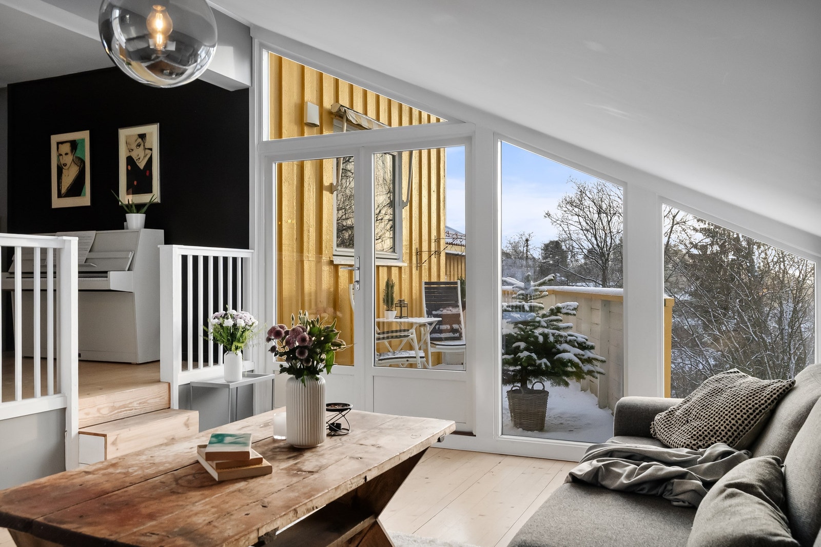 De store vindusflatene gir godt med lys og en åpen følelse. Galleribilde