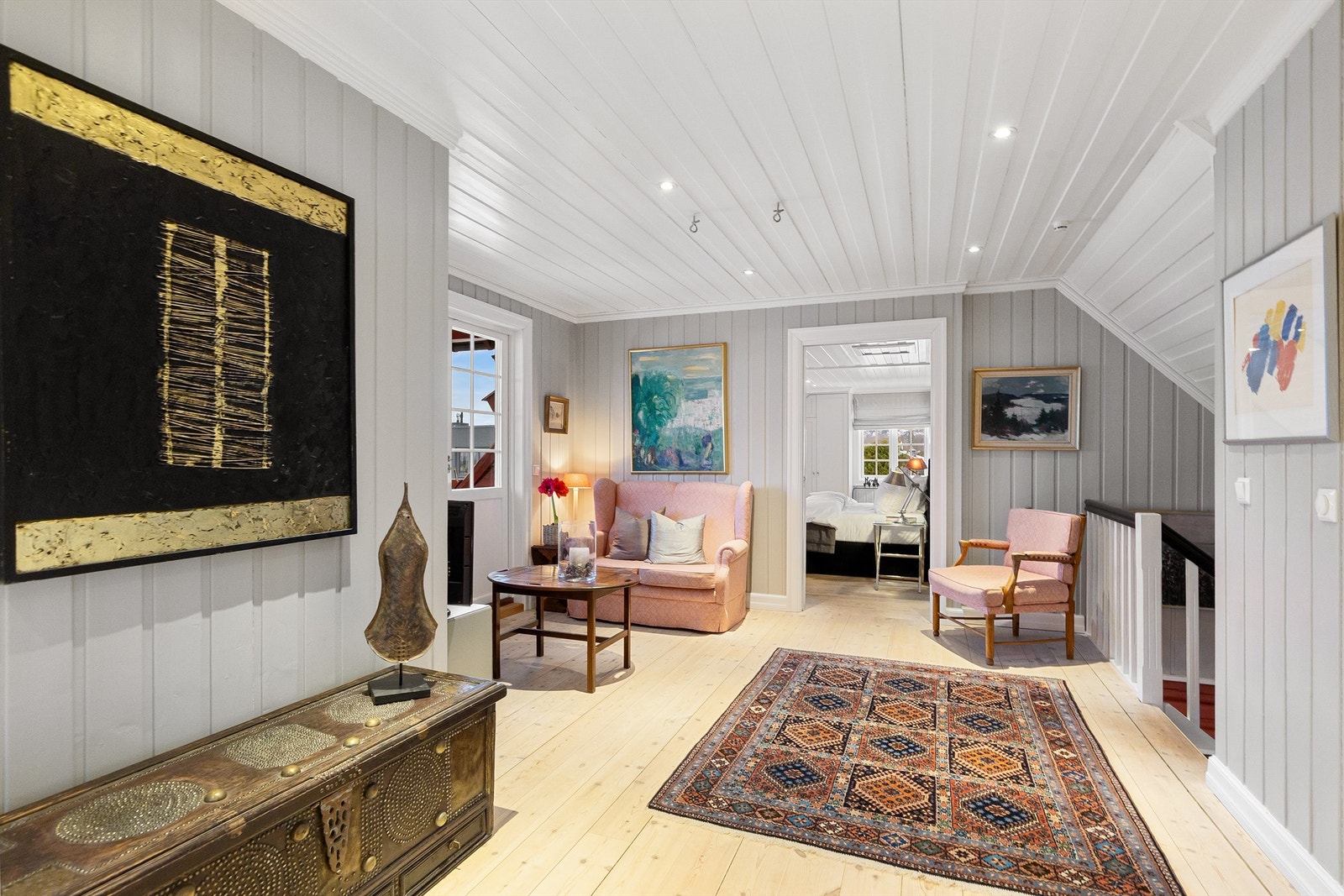 I 2. etasje ligger soveromsavdelingen med fire gode soverom, TV-stue og to baderom, begge oppusset i 2023 Galleribilde