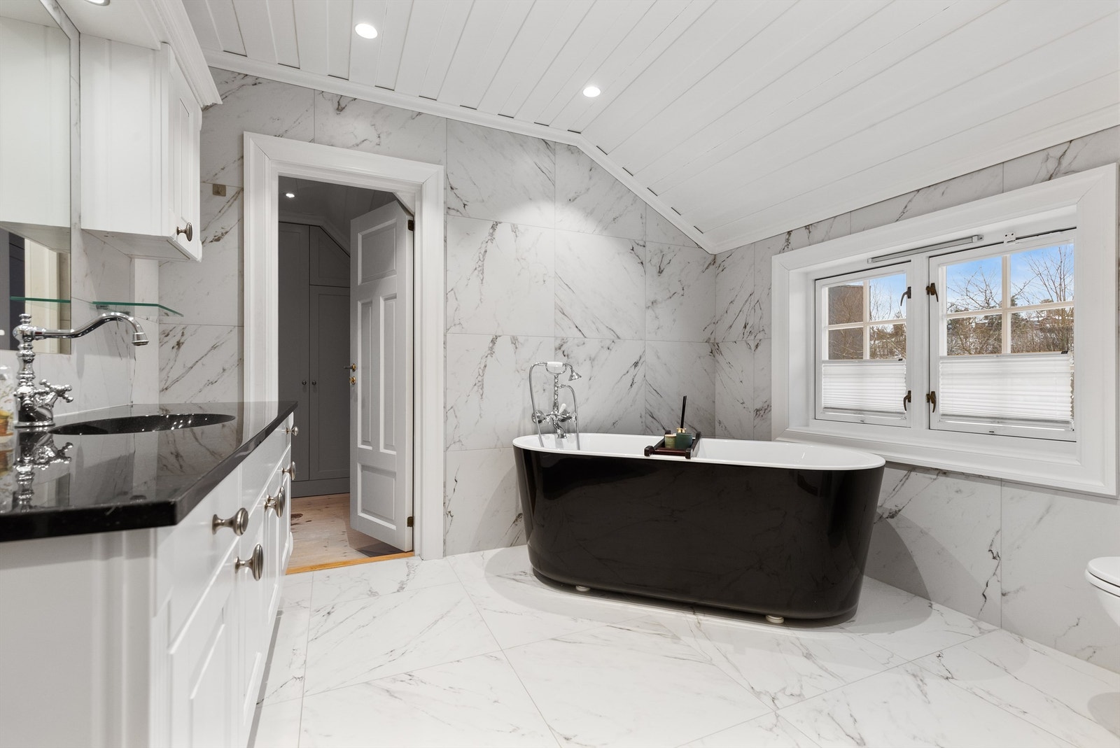 Flott flislagt baderom med downlights i himling Galleribilde