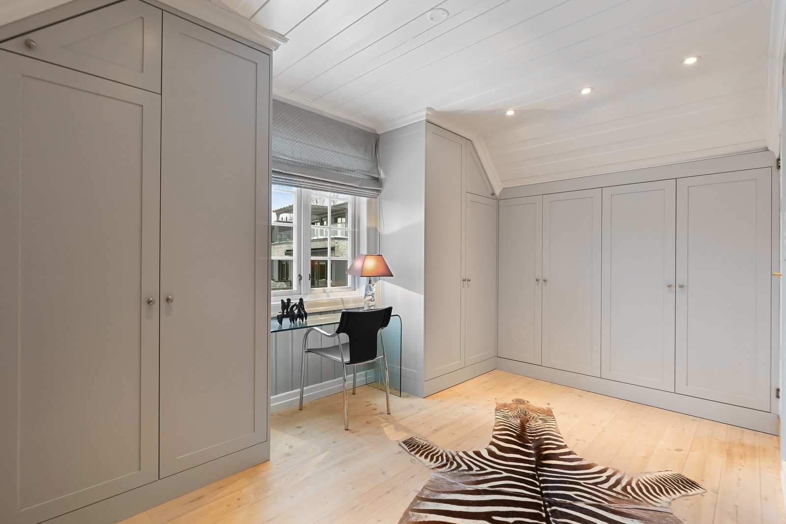 Det er rikelig med skapplass på soverommet Galleribilde