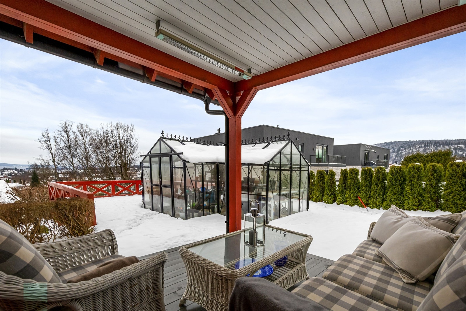 På terrassen ved stuen er det også oppført et drivhus Galleribilde