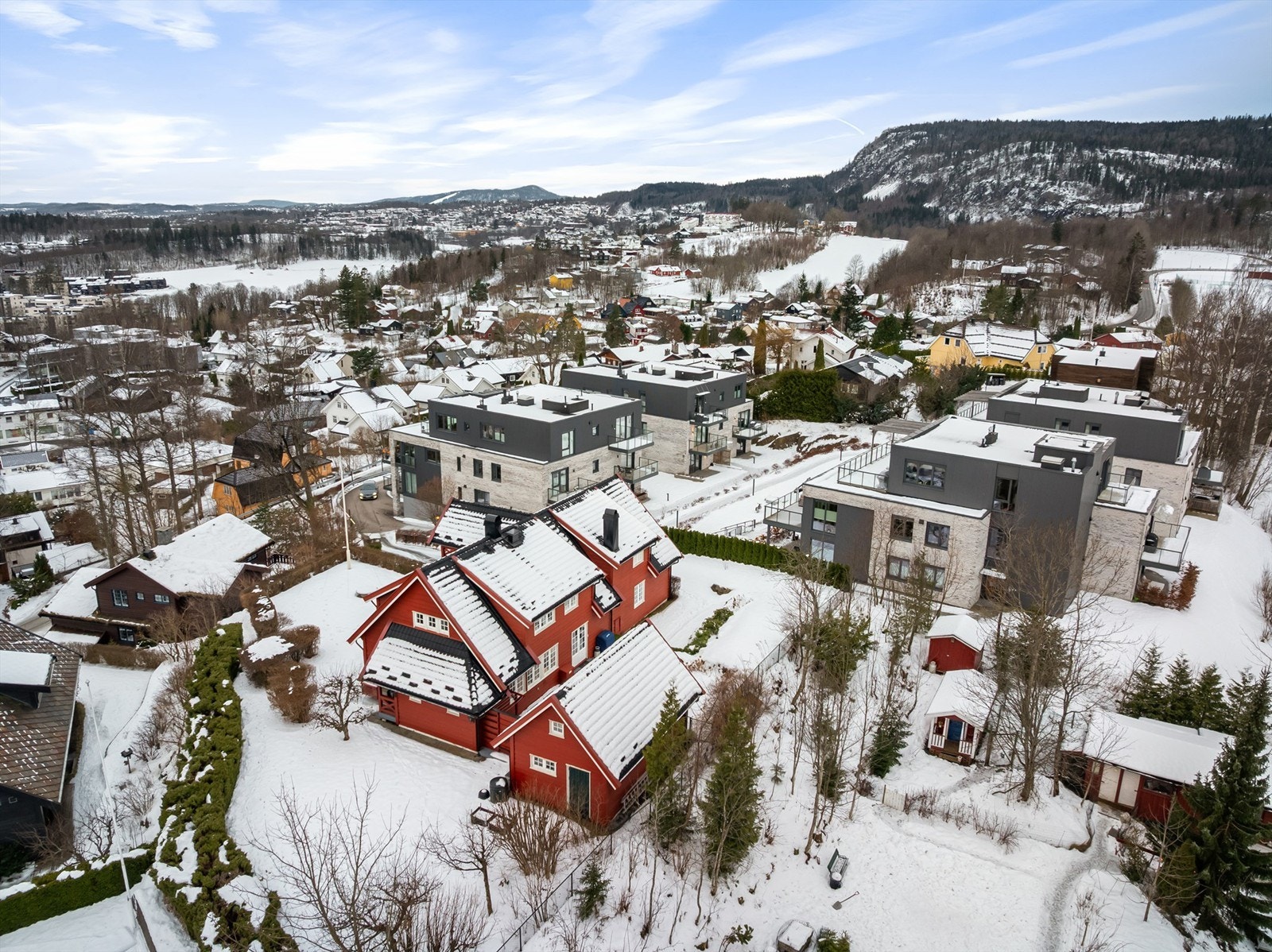 Boligen ligger svært barnevennlig, med kort og trygg skolevei på ca. 500 meter til Billingstad barneskole. Det ligger flere barnehager i kort gangavstand fra boligen Galleribilde