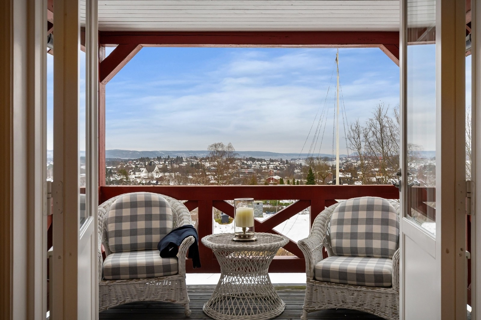 Fra balkongen kan både solen og utsikten nytes Galleribilde