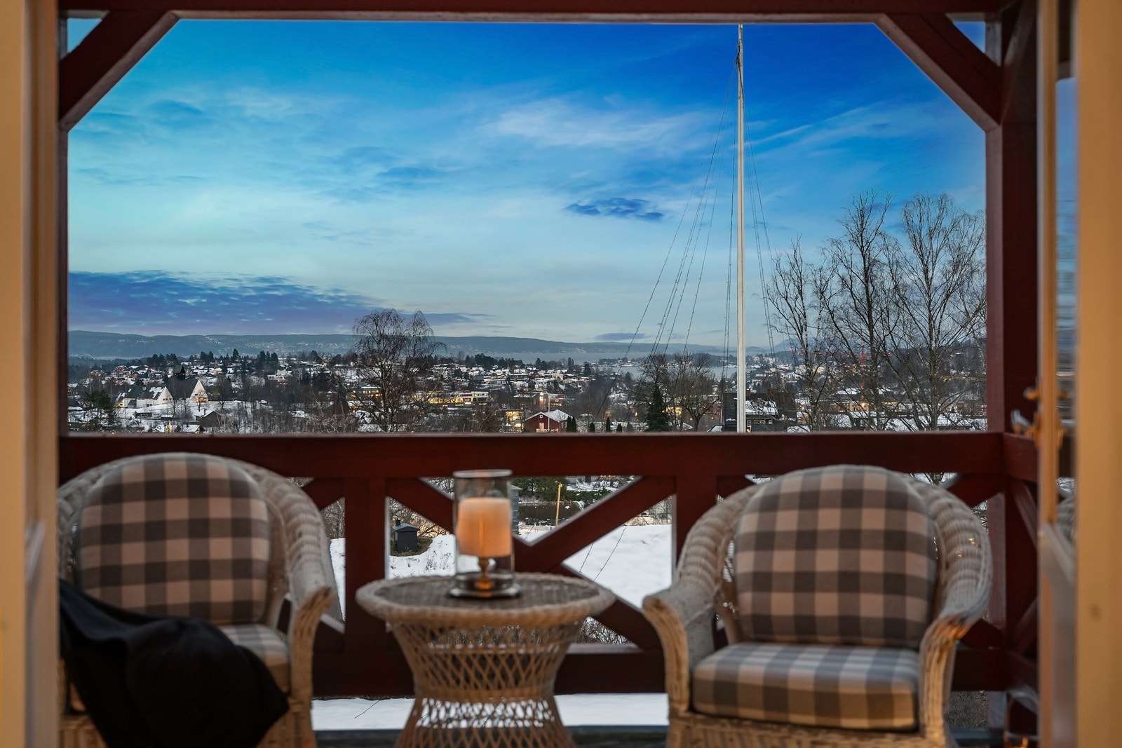 Boligen har en fantastisk utsikt mot fjorden. Foto: Zovenfra Galleribilde