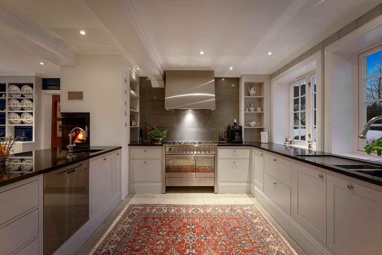 Kjøkkenet er utstyrt med frittstående hvitevarer, inkludert gasskomfyr Galleribilde