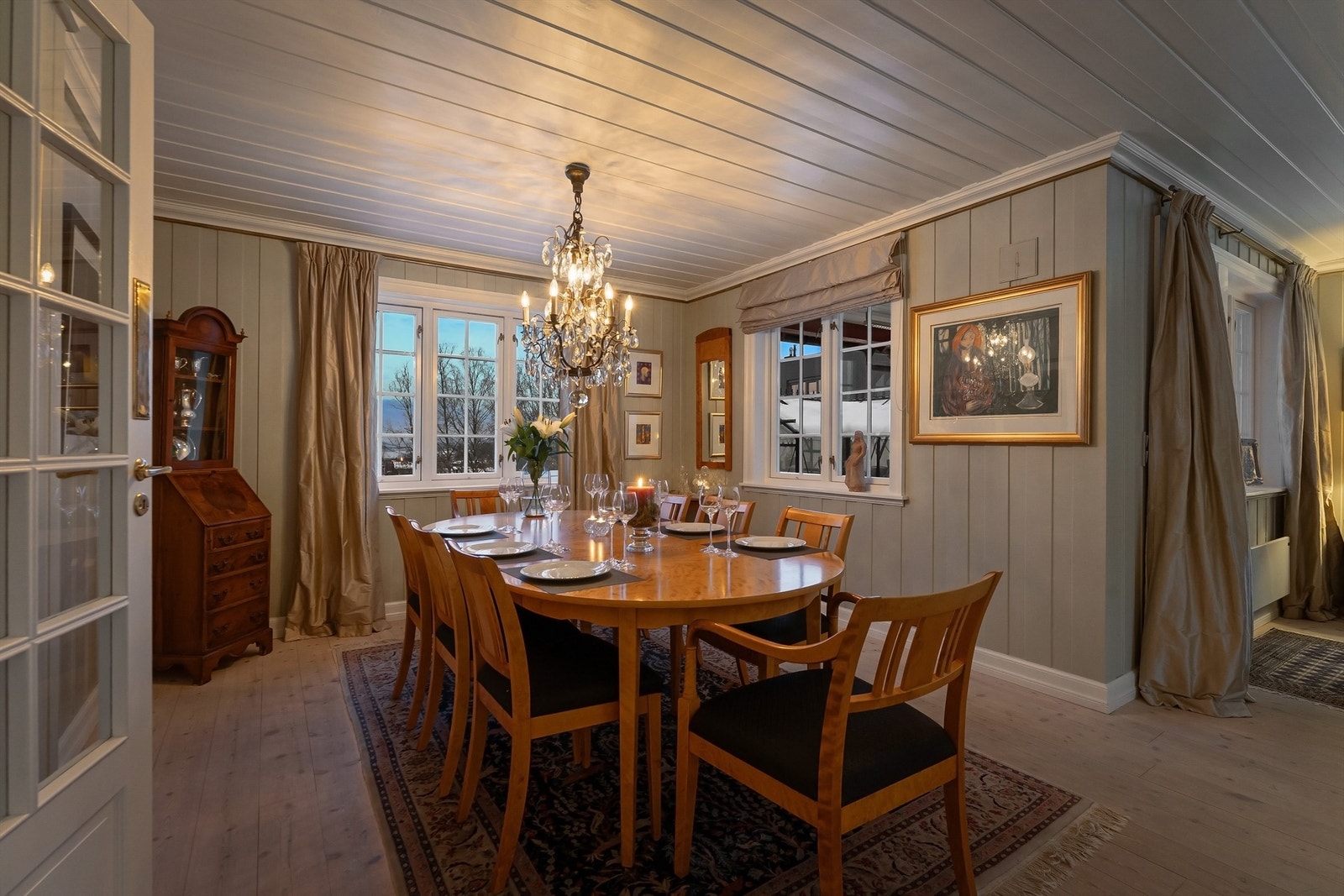 Det er god plass for spisebord i stuen Galleribilde