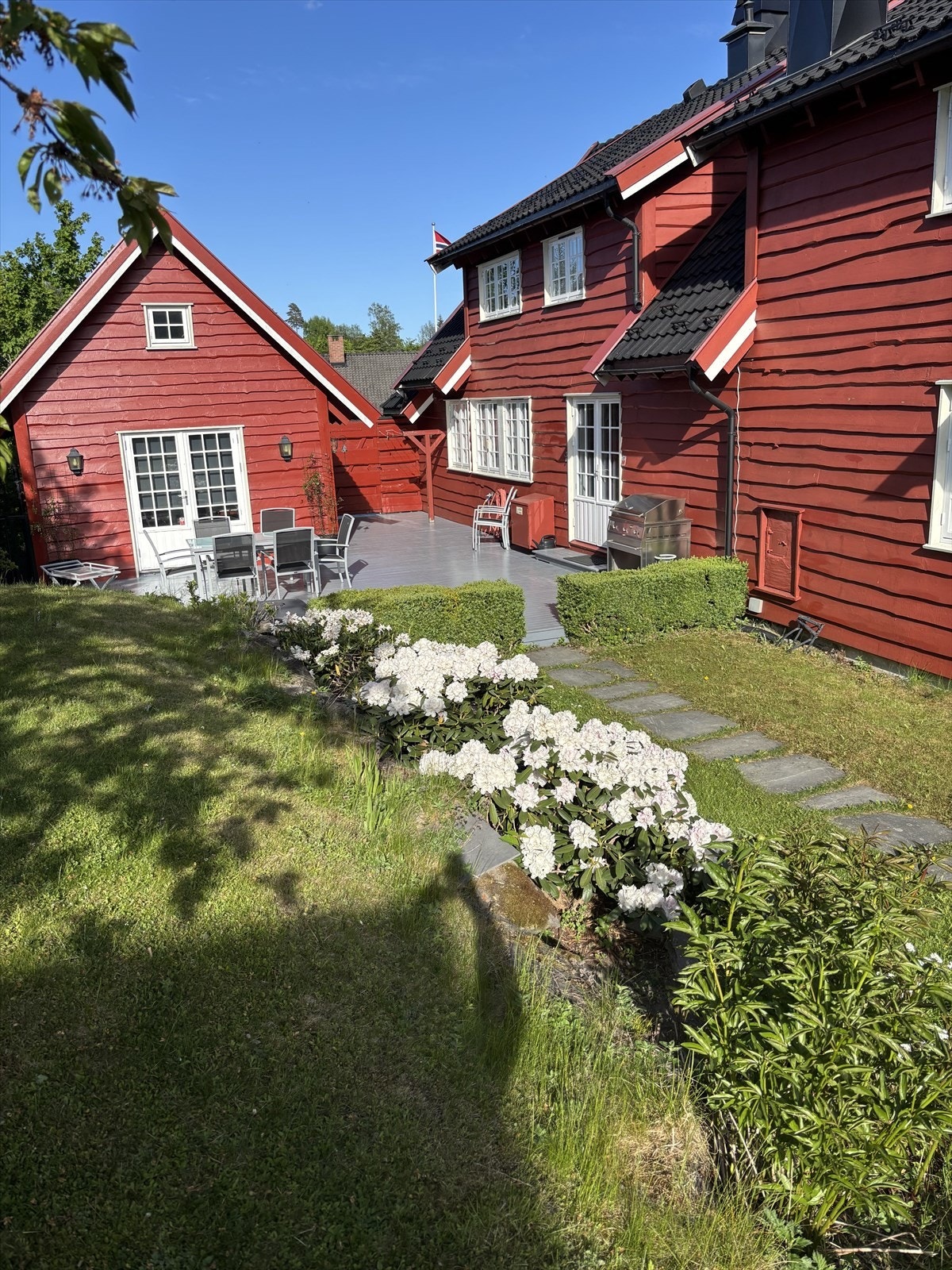 Selgers eget bilde: Sommer på baksiden av huset mot anneks. Flott uteplass ! Galleribilde