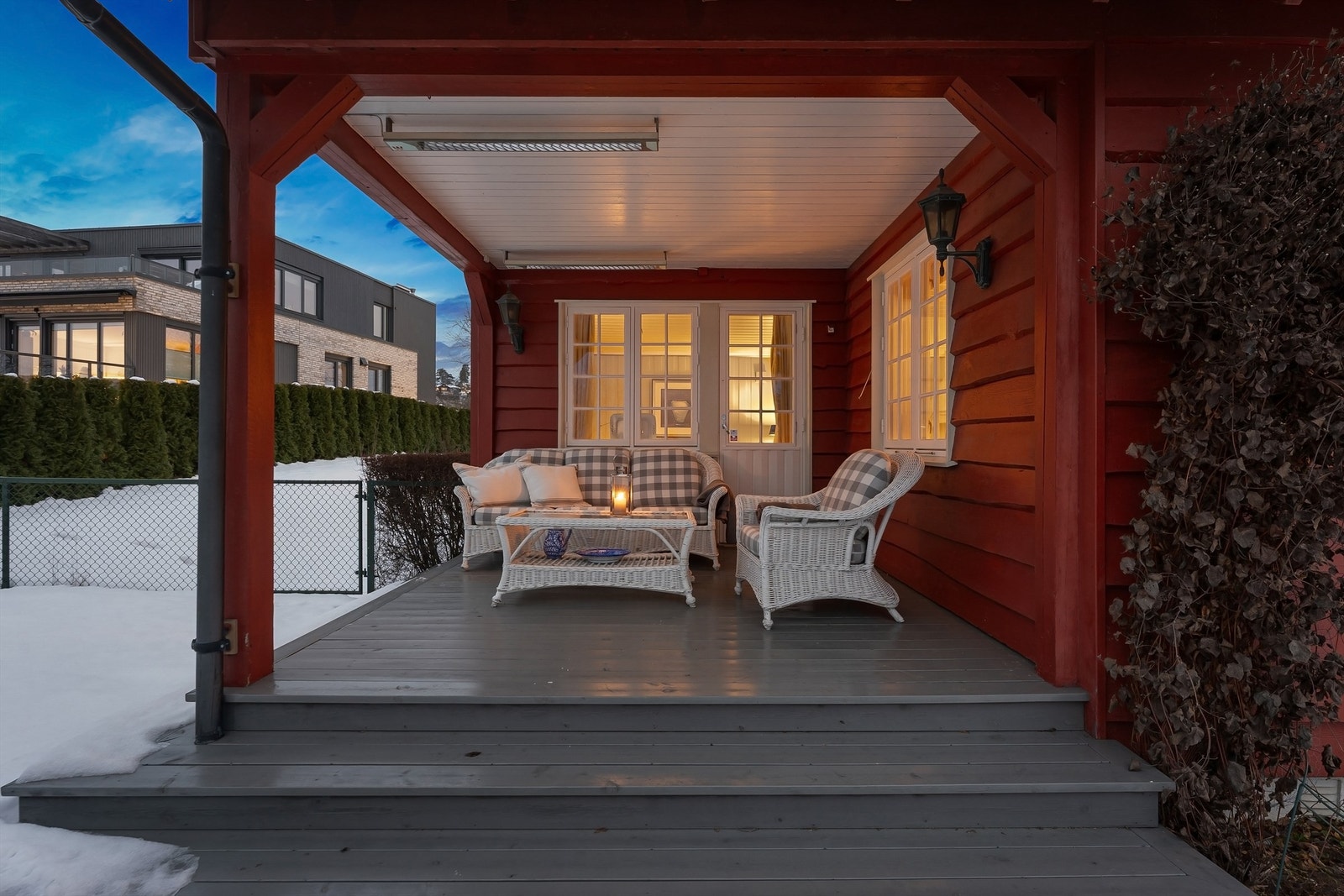 Deler av terrassen er overbygget - perfekt dersom du ønsker litt skygge eller været ikke er på topp Galleribilde