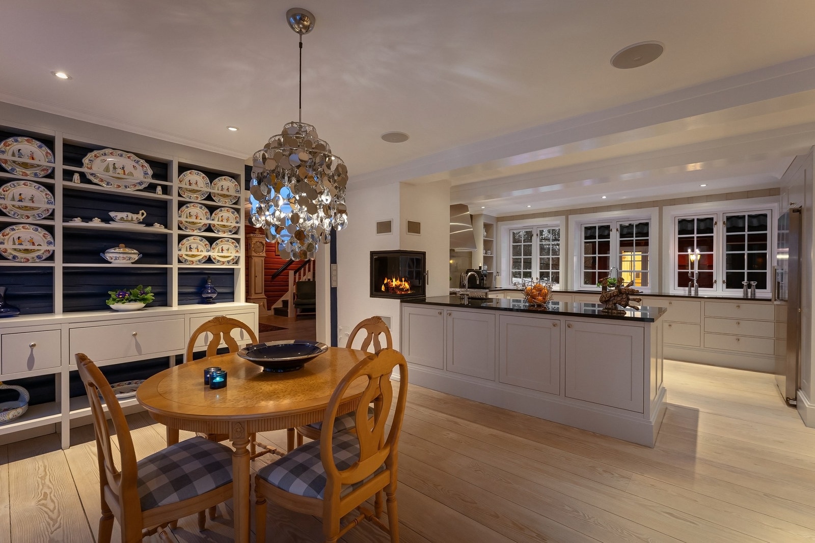 Lekkert kjøkken med peis Galleribilde