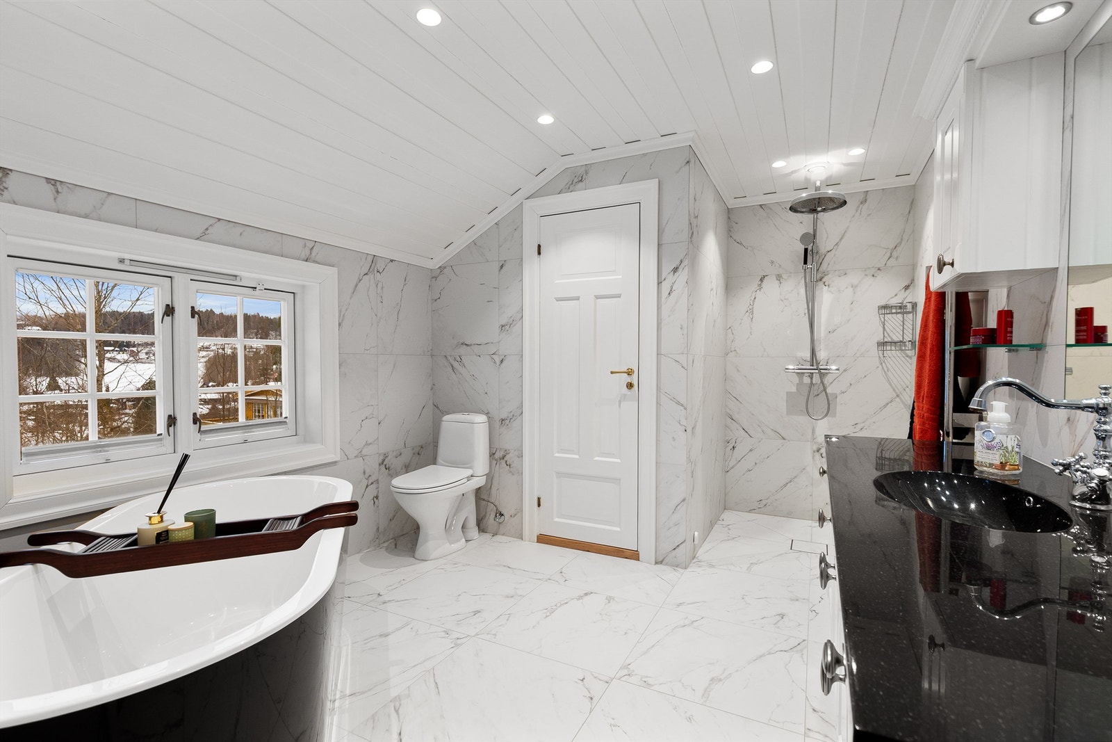 Lekkert baderom fra 2023 med både badekar og dusj Galleribilde