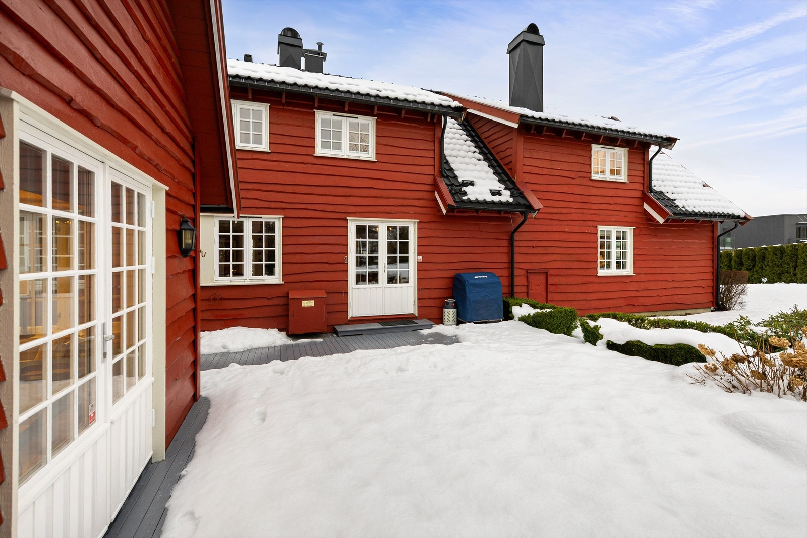 Terrassen mellom forstue og anneks er på 53 kvm Galleribilde