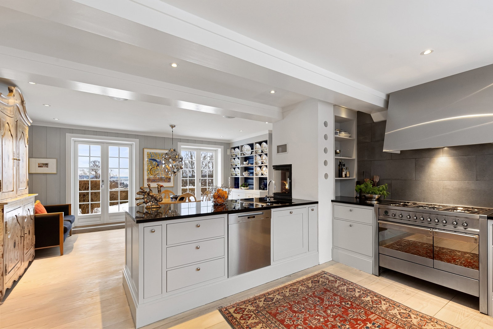 Kjøkkenet er av god størrelse, og har også plass for spisebord eller annen møblering Galleribilde