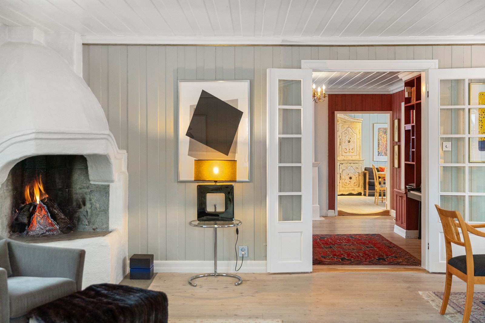 Den åpne peisen gir ekstra hygge til stuen Galleribilde