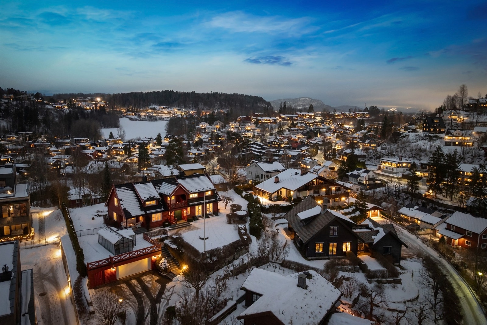 Her bor dere med nærhet til tog, barnehager, skoler, butikker og flotte turområder Galleribilde
