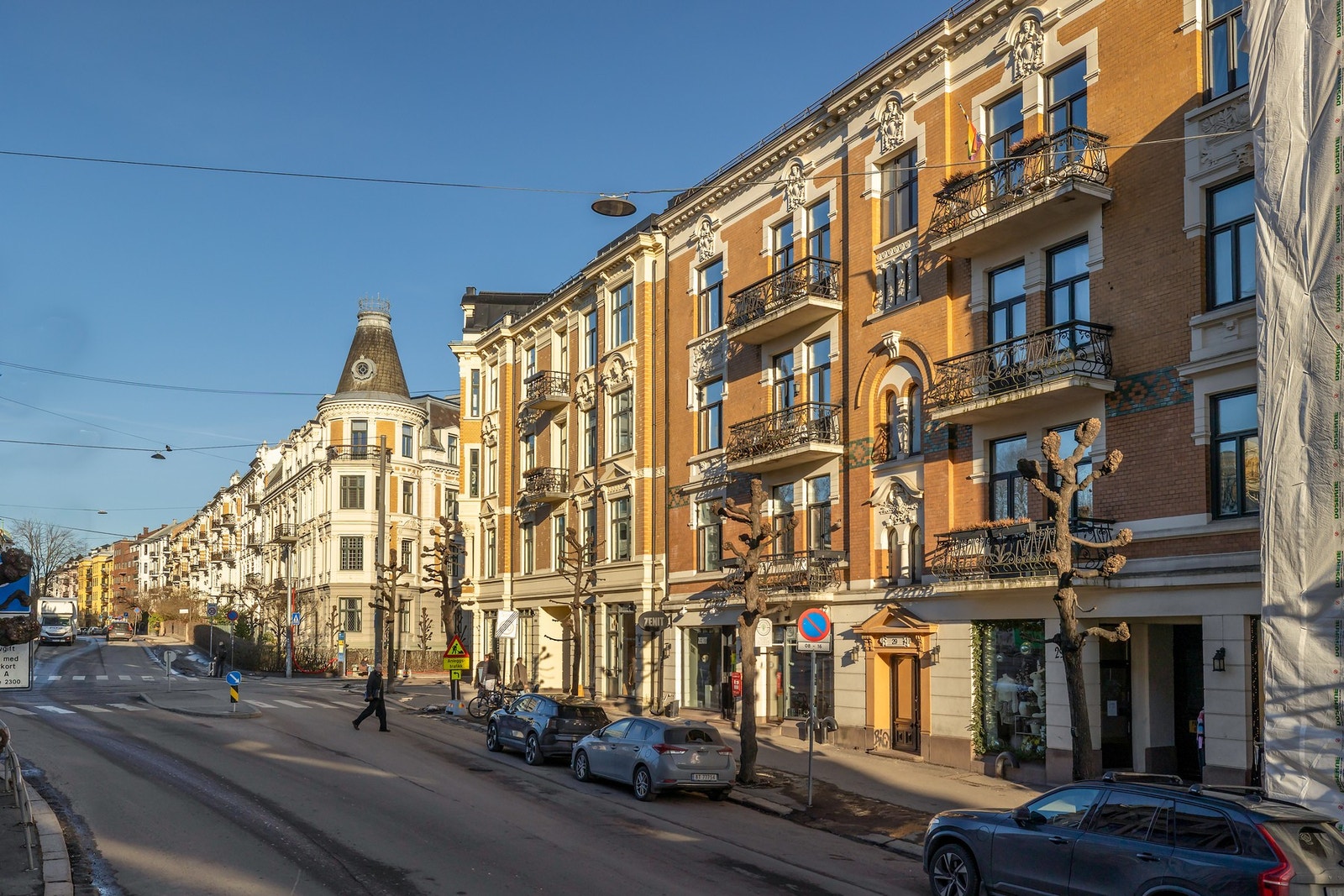 Eiendommen ligger i Skovveien på Frogner. Området er svært populært, sentralt, og gaten er en meget ettertraktet adresse. Galleribilde