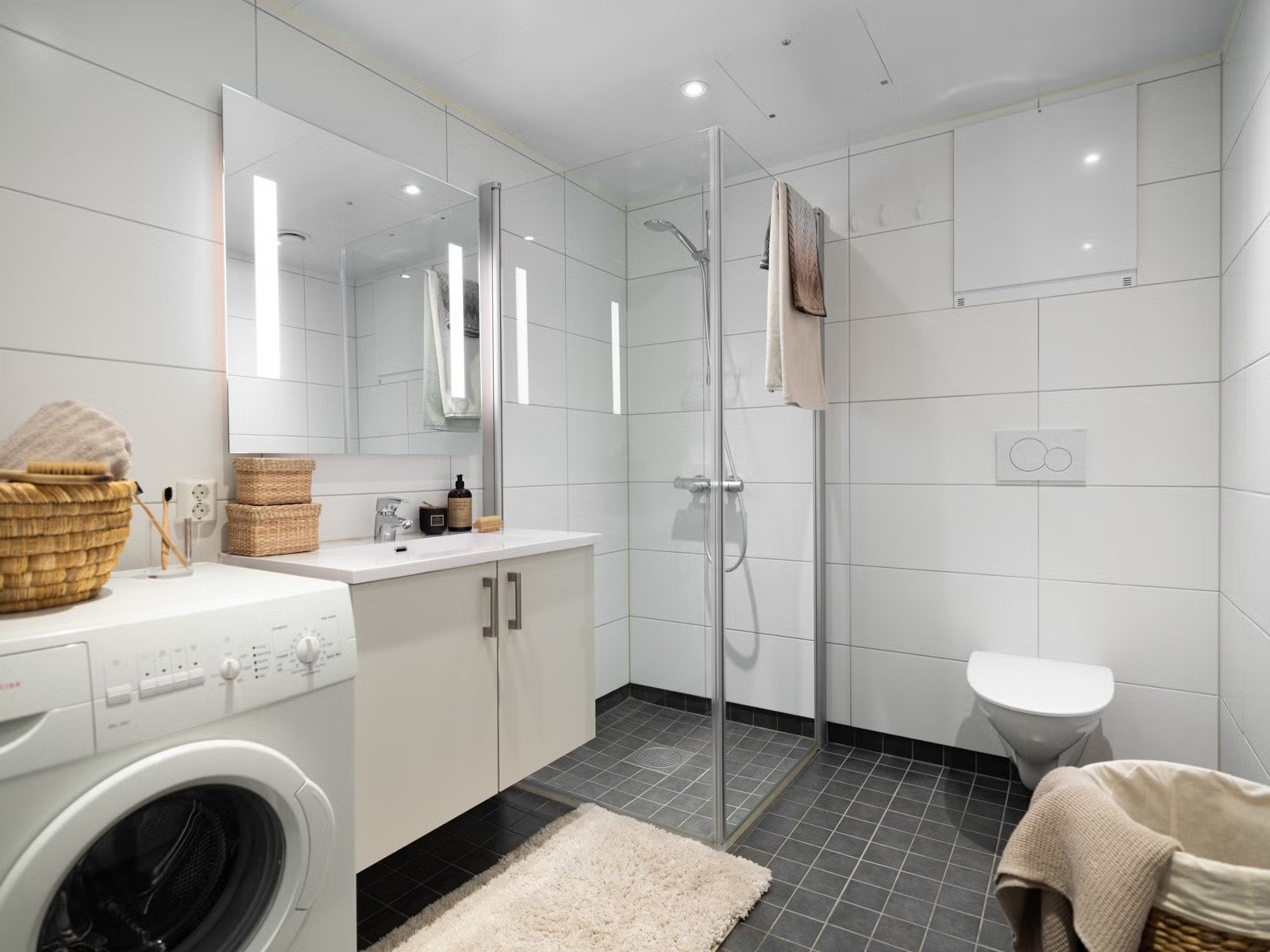 Badet er flislagt og på 5m² Galleribilde