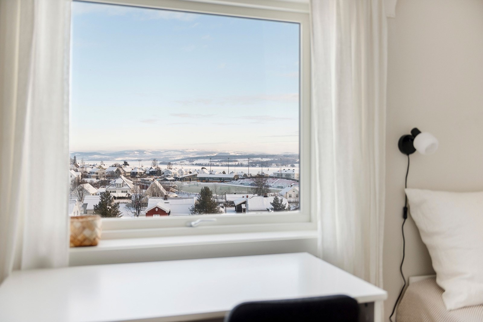 Utsikt over by og Mjøsa fra soveromsvindu. Galleribilde