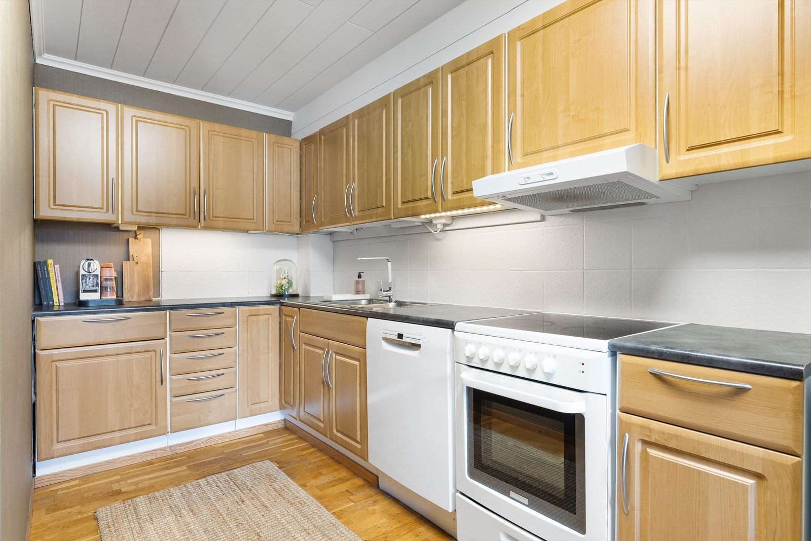 Flott kjøkken med plass til å spise - her kan familien samles til hyggelige måltider Galleribilde