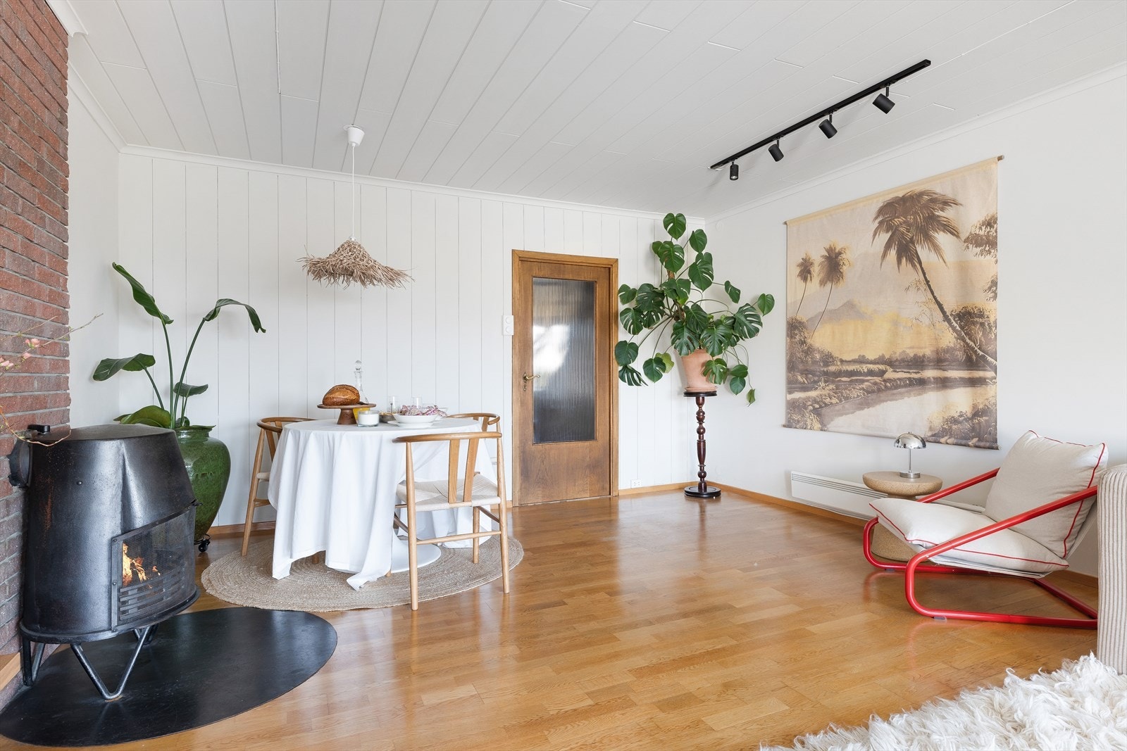 Den klassiske pipen og ildstedet fra byggeåret - perfekt for koselige vinterkvelder; et ettersyn sikrer sikker bruk og varme Galleribilde